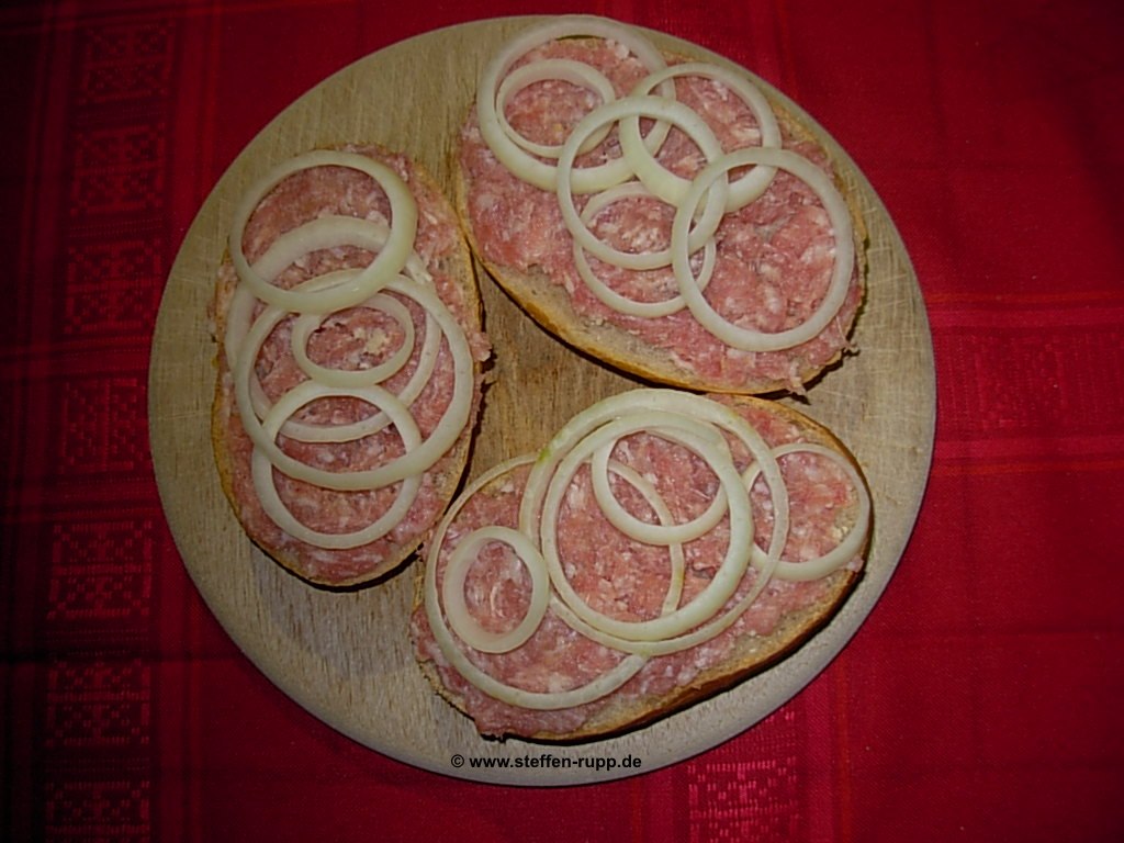 Mettbrötchen mit Zwiebeln-1