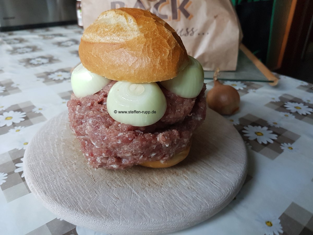 Mettbrötchen mit Zwiebeln