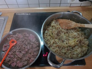 Kraut kochen und Hackfleisch braten