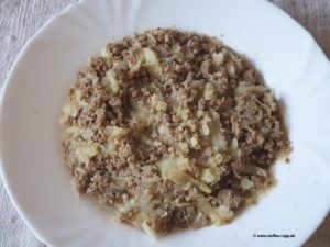 Kraut und Hackfleisch mit Kartoffeln zerdrückt