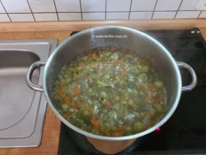 Rosenkohlsuppe im Topf