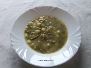 Fertige Bohnensuppe im Teller