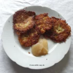 Fertige Kartoffelpuffer mit Apfelmus