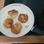 Braune Kartoffelpuffer in der Pfanne