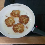 Braune Kartoffelpuffer in der Pfanne