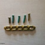 Metallplatte mit Schrauben