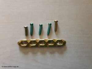 Metallplatte mit Schrauben