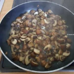 Die Champignons in der Pfanne