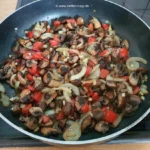Pilze, Paprika und Zwiebel beim braten