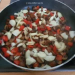 Pilze, Paprika und Zwiebel in der Pfanne