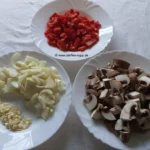 Klein geschnittene Zutaten für die Pilzpfanne