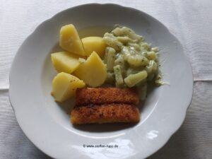 Kartoffeln mit Kohlrabi in Béchamelsauce und Fischstäbchen