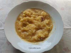 Fertige Quellkartoffeln mit Zwiebelsosse