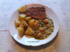 Erbsen und Karotten mit Bechamelsosse, Kartoffeln und Fischstäbchen