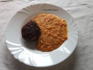 Karottenbrei mit Frikadelle