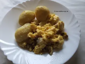 Ruehreier mit Quellkartoffeln Ruehreier mit Quellkartoffeln