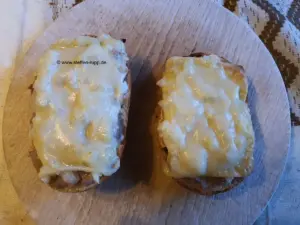 Mettbrötchen mit Käse überbacken