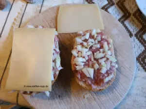Mettbrötchen mit Käse überbacken
