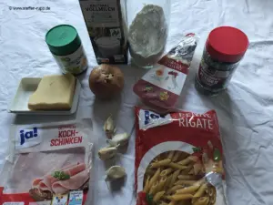 Die Zutaten für Nudeln mit Schinken-Béchamel-Sosse