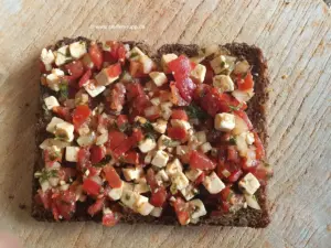 Bruschetta auf Schwarzrot Bruschetta auf Schwarzrot