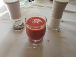 Tomatensaft im Glas Tomatensaft im Glas