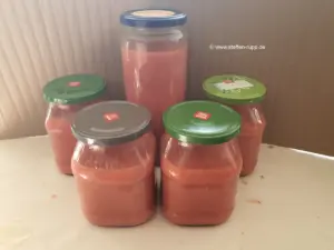 Tomatensaft zum Einfrieren Tomatensaft zum Einfrieren
